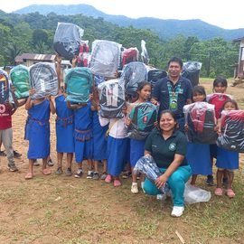 SEGUIMOS ENTREGANDO LAS MOCHILAS ESCOLARES A NUESTROS NIÑOS DE LAS ESCUELAS SEGUIMOS ENTREGANDO LAS MOCHILAS ESCOLARES A NUESTROS NIÑOS DE LAS ESCUELAS